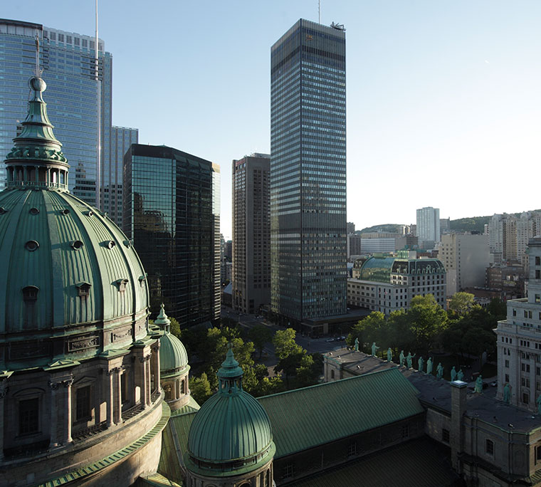 buildings in downtown Montréal