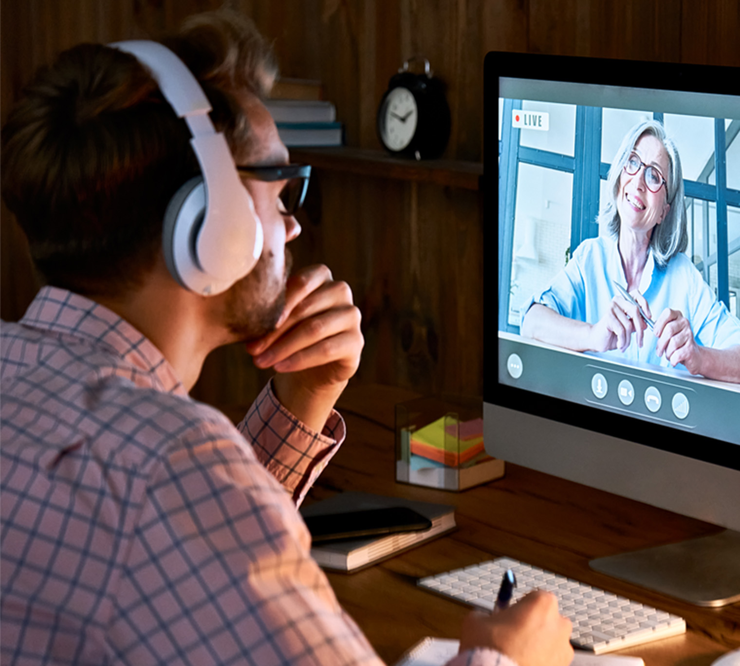 classe virtuelle, homme en classe virtuelle, école virtuelle, homme en webinaire, homme apprenant virtuellement