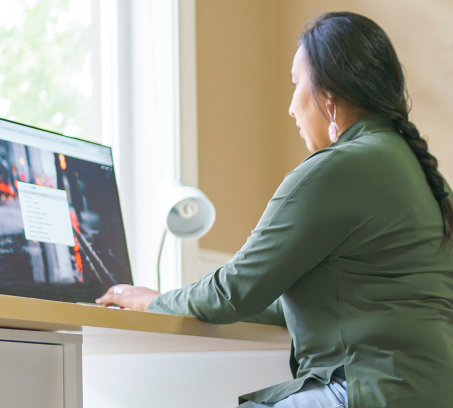 femme sur ordinateur, femme sur ordinateur