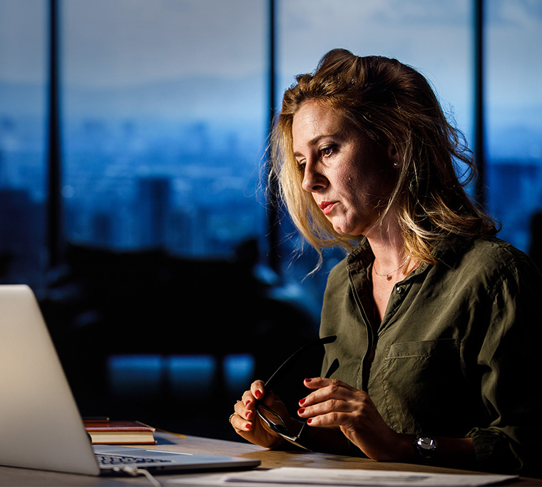 Woman reading on computer, Woman doing research, Looking at computer, Person at computer, Reading, Research